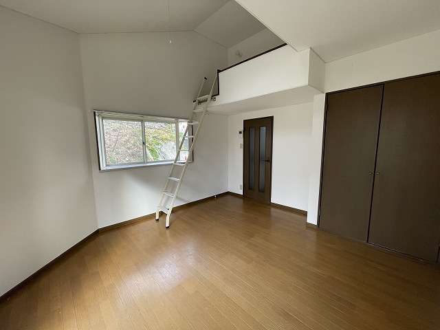 居室・リビング　8帖の天井も高くおすすめな洋室です