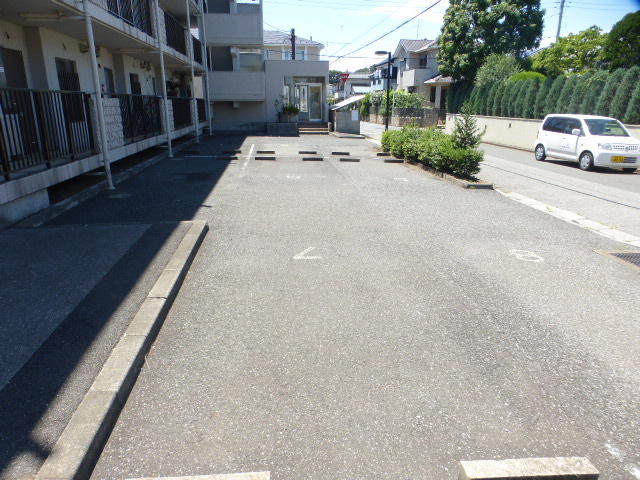 駐車場　敷地内駐車場　￥7，700-
