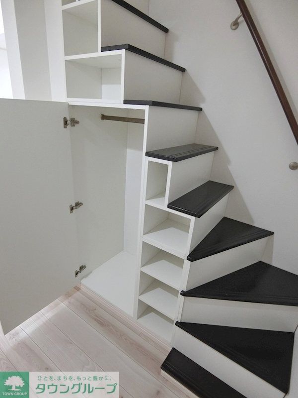 収納　ロフトへは階段で楽々上り下り♪側面はクローゼット＆棚になっ…