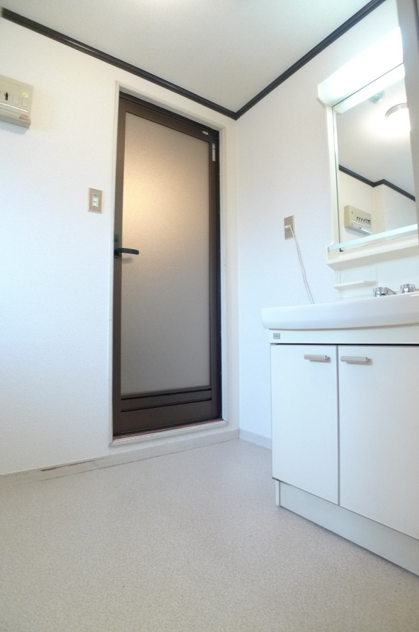 洗面設備　写真はリノベーション前