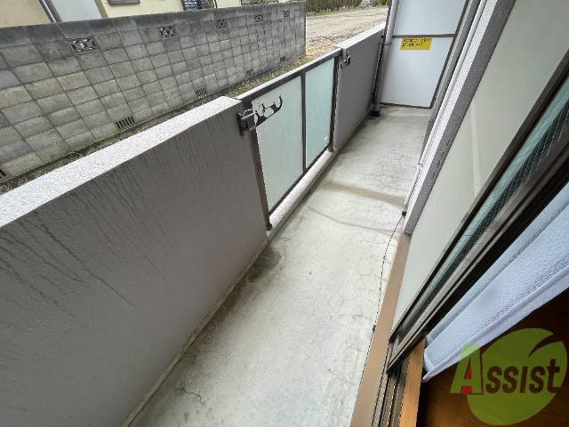 バルコニー　バルコニーは広く洗濯物がたくさん干せそうですね。