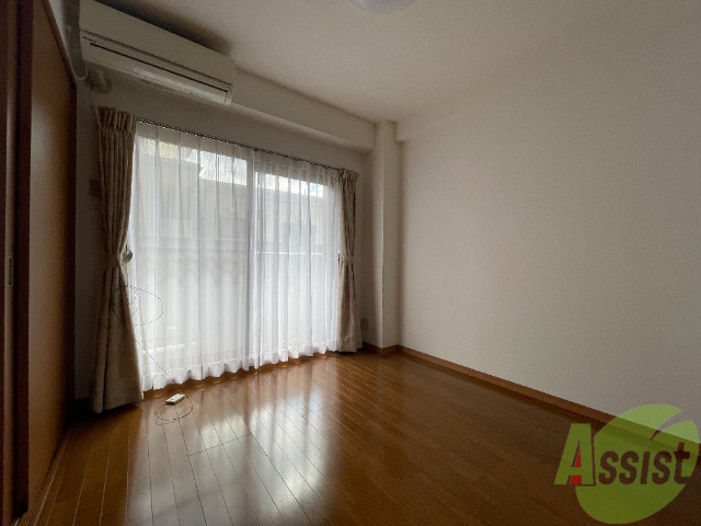 居室・リビング　８．２帖の洋室です。広々として、きれいですね。