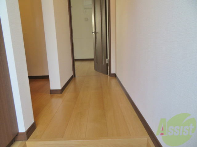 玄関　玄関から直ぐにお部屋が見えないので、安心ですね。