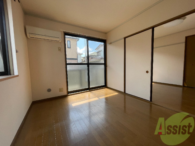 居室・リビング　こちらは６帖の洋室です広々としていてきれいですね！