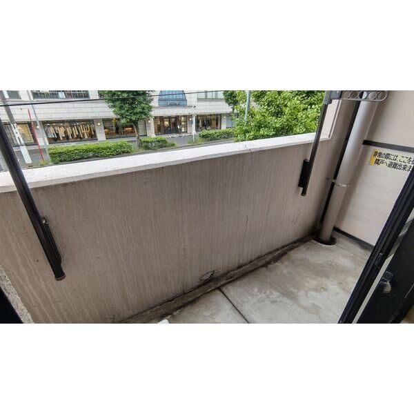 バルコニー　室内写真は別部屋の写真です。