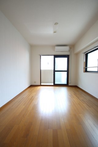 居室・リビング　こちらのリビングで趣味の時間をお楽しみください