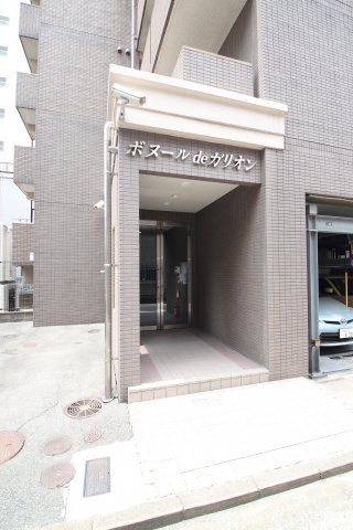 エントランス　落ち着いたエントランスです