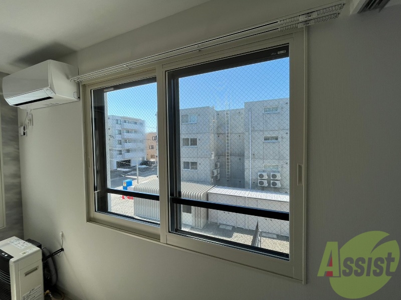 バルコニー　窓が沢山あると日がたっぷり入って気持ち良いですよね！