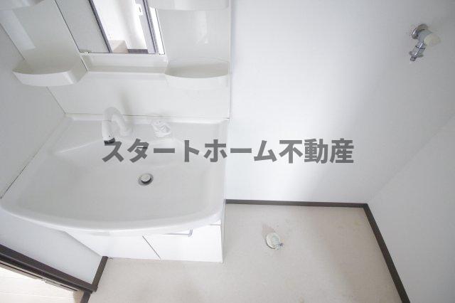 洗面設備　ゆったりとスペースのある洗面所