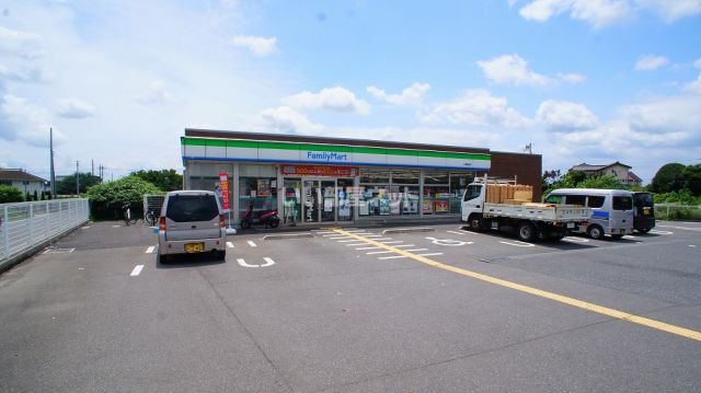 コンビニ　ファミリーマート 上尾藤波店（コンビニ）まで741m