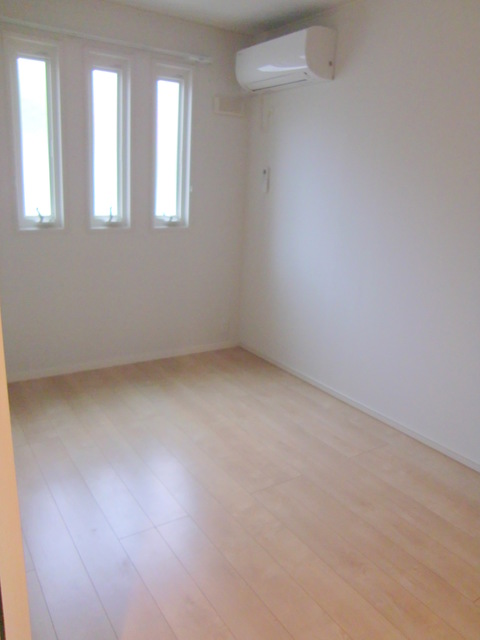 その他部屋・スペース　洋室５．２帖　振り分けタイプなので音の心配もございません。