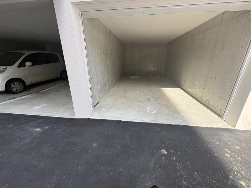 駐車場　屋根付き駐車場