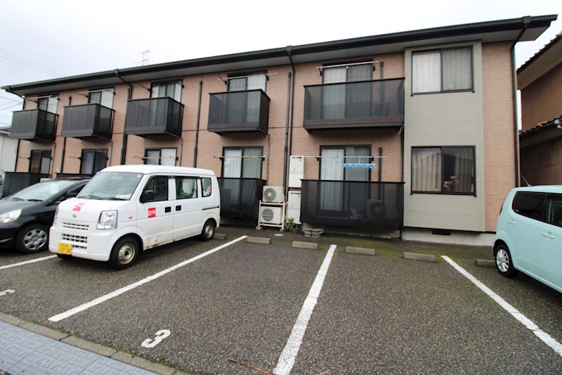建物外観　木造2階建て