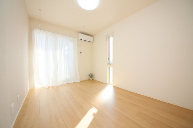居室・リビング　別部屋同一間取りのお写真となります。