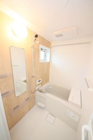 バス・シャワールーム　別部屋同一間取りのお写真となります。