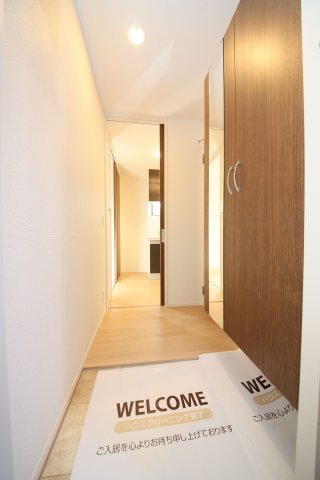 玄関　別部屋同一間取りのお写真となります。