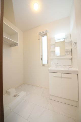 洗面設備　別部屋同一間取りのお写真となります。