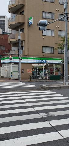 コンビニ　ファミリーマート（コンビニ）まで493m