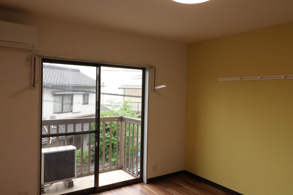 居室・リビング　南西向きの御部屋です。エアコン、照明、室内物干機付です。