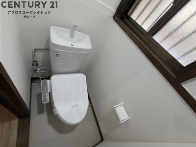 トイレ　トイレも窓付きで換気も楽々！