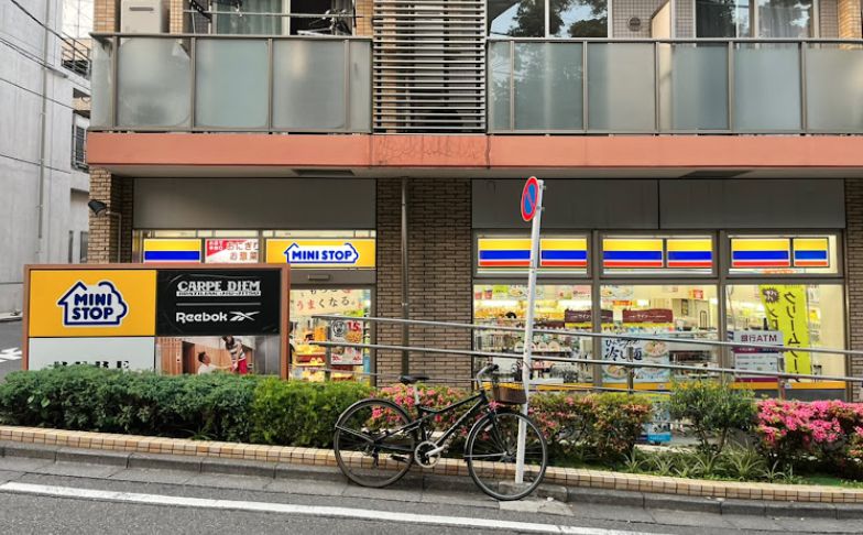 コンビニ　ミニストップ 南青山４丁目店（コンビニ）まで181m