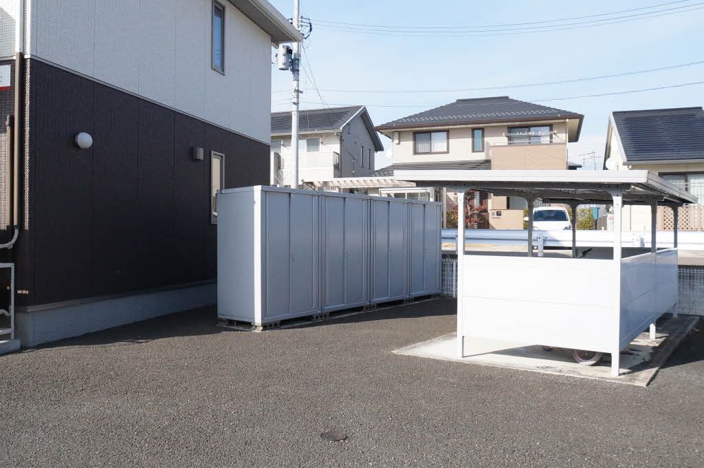 建物外観　物置、駐車場