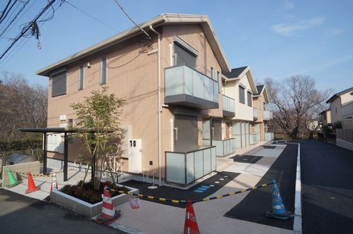 建物外観　シャーメゾンのお隣が「かにが沢公園」です