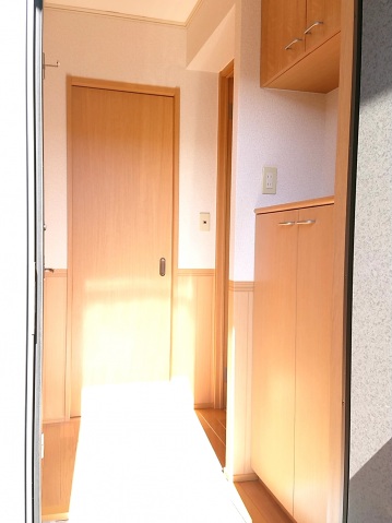 玄関　飾り棚付きシューズボックスあります。
