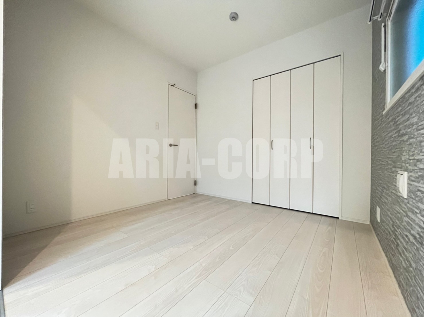 その他部屋・スペース　寝室。角部屋で窓も大きく明るいお部屋です！