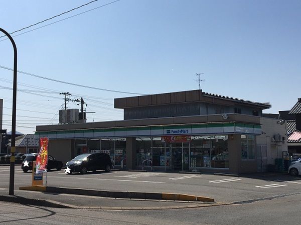 コンビニ　ファミリーマート（コンビニ）まで450m