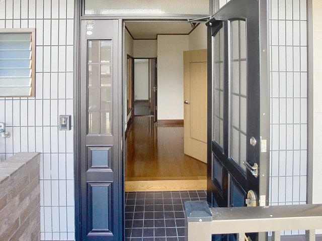 玄関　2026年7月撮影。現況が相違する場合は現況を優先致します。