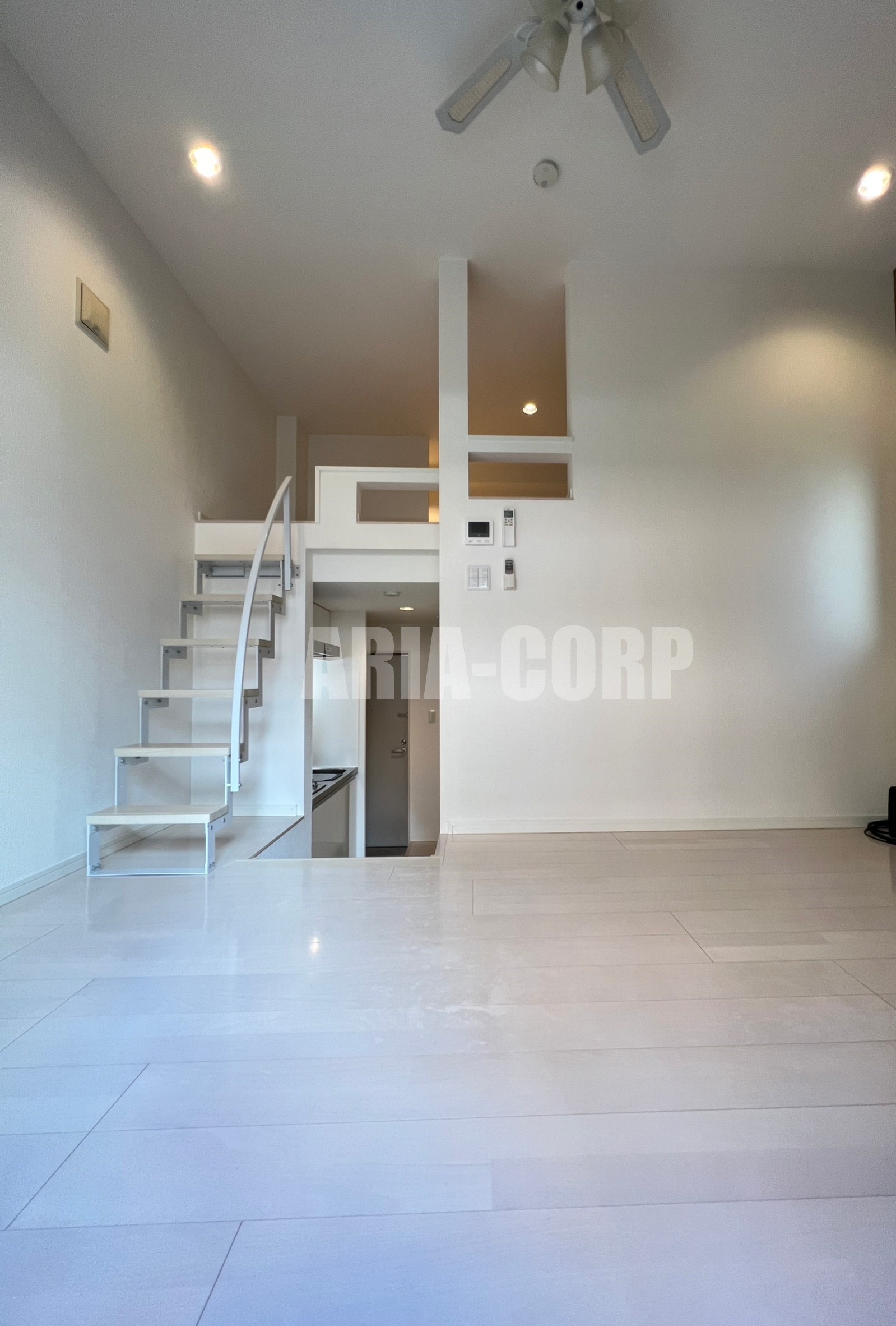 居室・リビング　天井高のある開放的な空間！角部屋で窓も多く明るいお部屋です