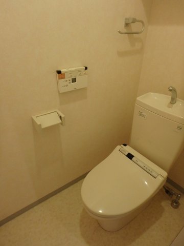 トイレ　個室タイプのトイレです。
