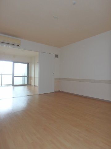 居室・リビング　優しい色合いの床材を使用した居住空間です。