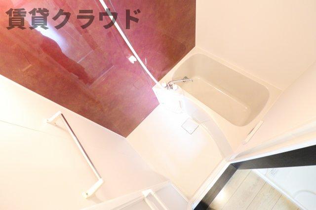 バス・シャワールーム　アクセントパネルがおしゃれなバスルーム♪