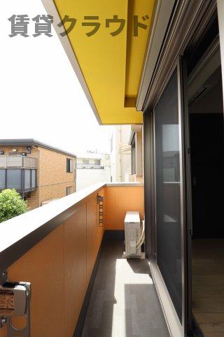 バルコニー　屋根があることで雨や強い陽射しを避けられます！