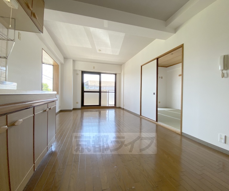 居室・リビング　角部屋で２面窓があり明るいお部屋です。