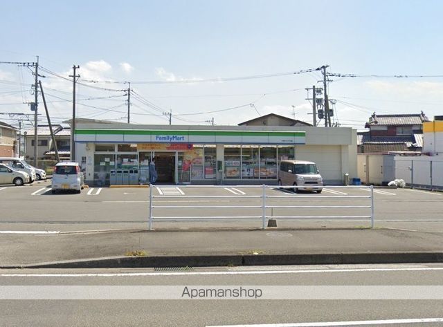 コンビニ　ファミリーマート（コンビニ）まで880m