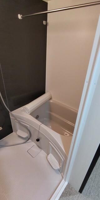 バス・シャワールーム　コンパクトで使いやすいお風呂です