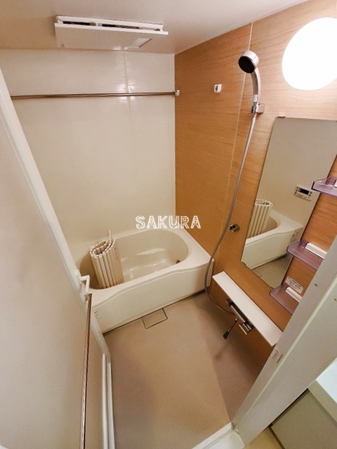 バス・シャワールーム　嬉しい追い焚き・浴室乾燥機付きです♪