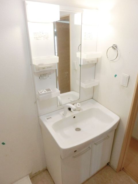 洗面設備　忙しい朝に活躍する独立洗面台です
