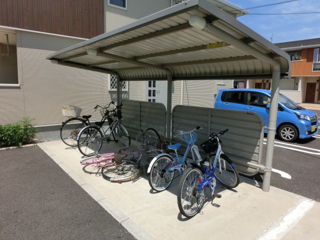 その他共有部分　屋根付で広々とした駐輪場。