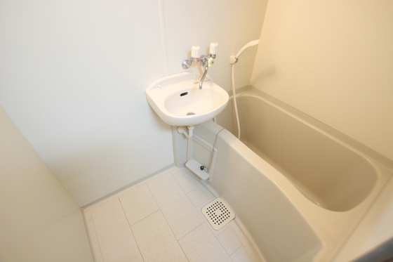 バス・シャワールーム　※別部屋の写真です