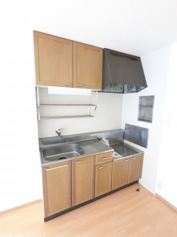 ＪＲ内房線 五井駅 バス乗車時間：15分 最寄りバス停で下車 徒歩8分 2階建 築36年のキッチン写真