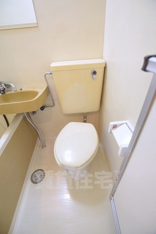 地下鉄四つ橋線 玉出駅 徒歩7分 5階建 築38年のトイレ写真