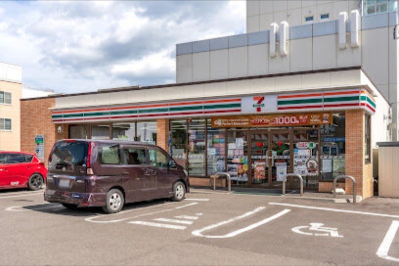 コンビニ　セブンイレブン札幌月寒中央通店（コンビニ）まで390m