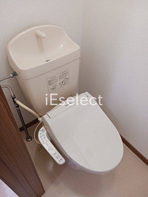 トイレ　温水洗浄便座付きのトイレです