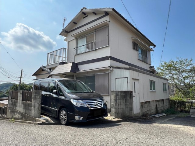 建物外観　角地で裏に菜園スペース