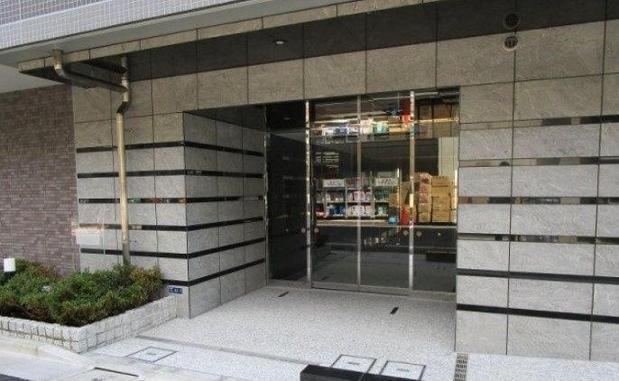 エントランス　落ち着いたエントランスです