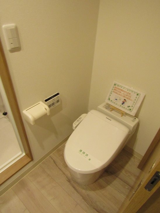トイレ　スタイリッシュなタンクレストイレです
